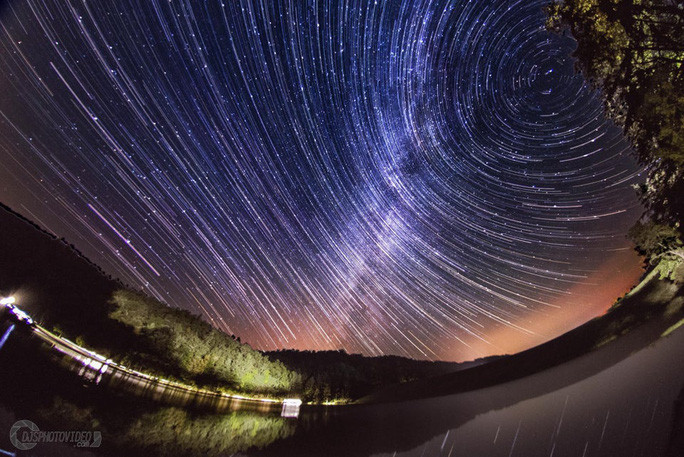 Kỹ thuật phơi sáng và chồng ảnh đặc biệt giúp đem đến hình ảnh toàn cảnh một trận mưa sao băng - Ảnh: DANIEL J. STEIN