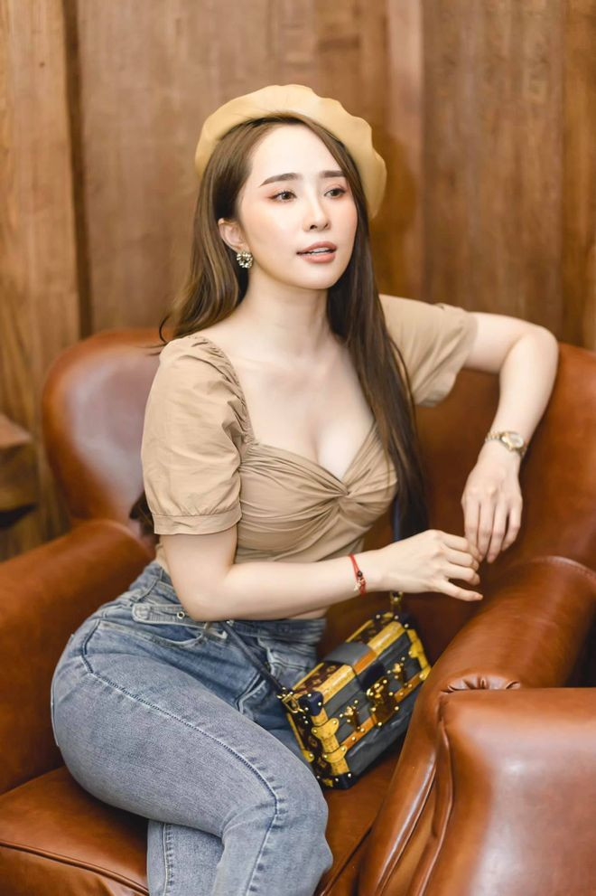 Trong cuộc sống đời thường, người đẹp cũng thoải mái diện những chiếc áo có thiết kế cổ rộng, khoét sâu để phô diễn sự quyến rũ. Đồng thời, vợ cũ Doãn Tuấn kết hợp với quần jean đơn giản khoe eo thon ẢNH: FBNV