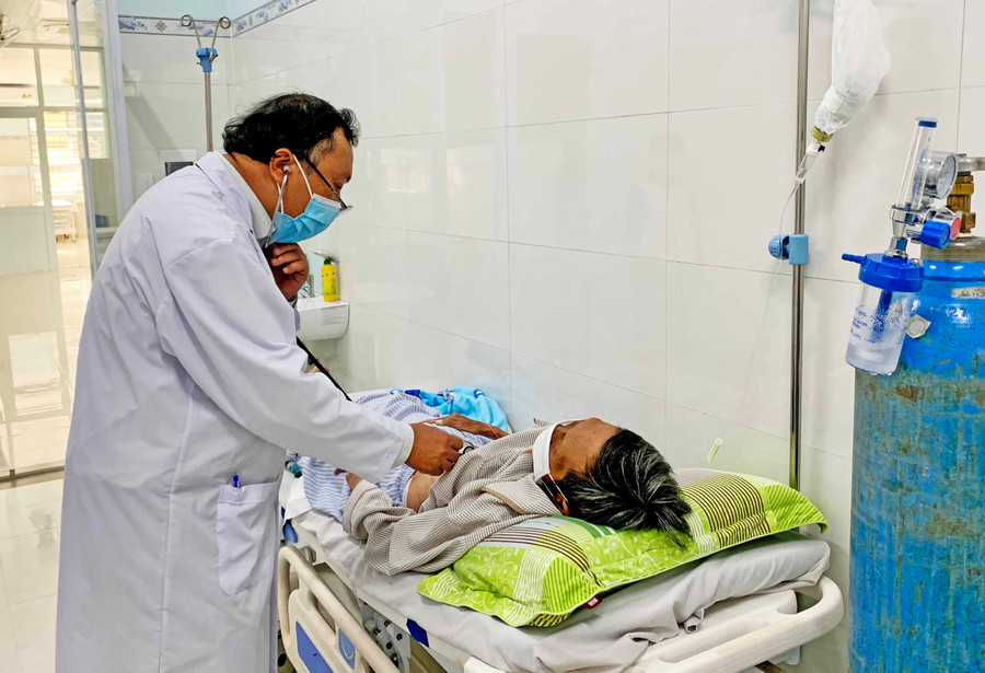 Thăm khám cho bệnh nhân tại Khoa Cấp cứu- Bệnh viện Đa khoa Gia Lai. Ảnh Như Nguyện