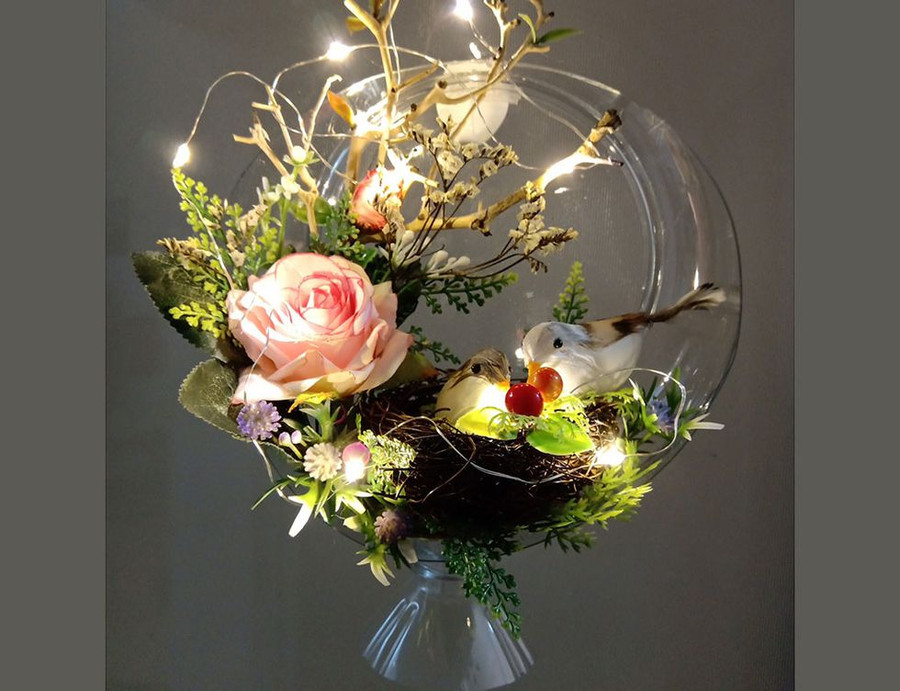 Nhờ khéo léo và tỉ mỉ những chai nhựa hóa thành những vật dụng đẹp không tưởng - Ảnh: Xuân Hoa