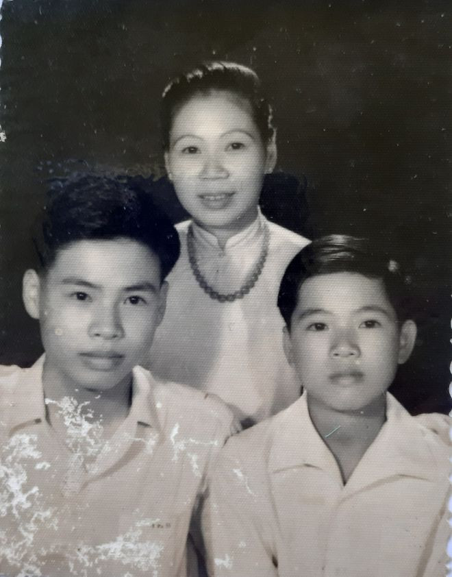 Bà Dinh thời còn trẻ cùng hai con trai, trong đó người con đầu bên trái nay đã mất , bên phải là ông Nguyễn Như Trị - ảnh TL gia đình