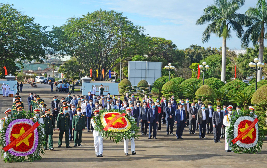 9-2 Quang cảnh lễ dâng hương dâng hoa tại Nghĩa trang Liệt sĩ tỉnh sáng ngày 9-2-ảnh Phương Linh (1)