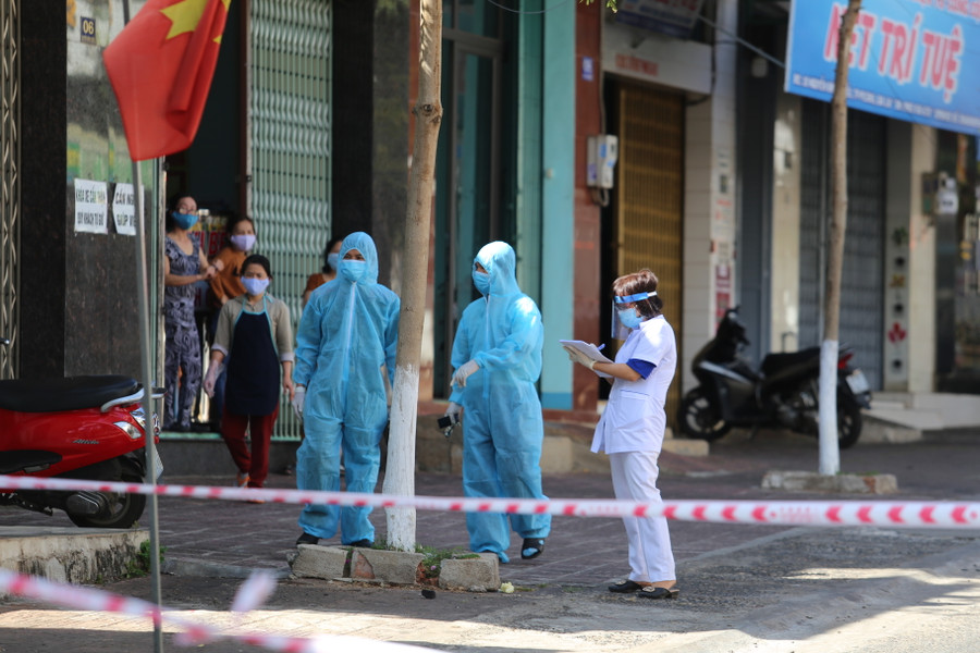 Các lực lượng chức năng tiến hành thu thập thông tin về dịch tễ tại khu vực đường Nguyễn Đình Chiểu