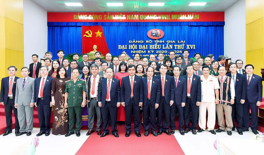 Ban Chấp hành Đảng bộ tỉnh khóa XVI (nhiệm kỳ 2020-2025) ra mắt, nhận nhiệm vụ trước Đại hội. Ảnh: Đức Thụy Ban Chấp hành Đảng bộ tỉnh khóa XVI (nhiệm kỳ 2020-2025) ra mắt, nhận nhiệm vụ trước Đại hội. Ảnh: Đức Thụy