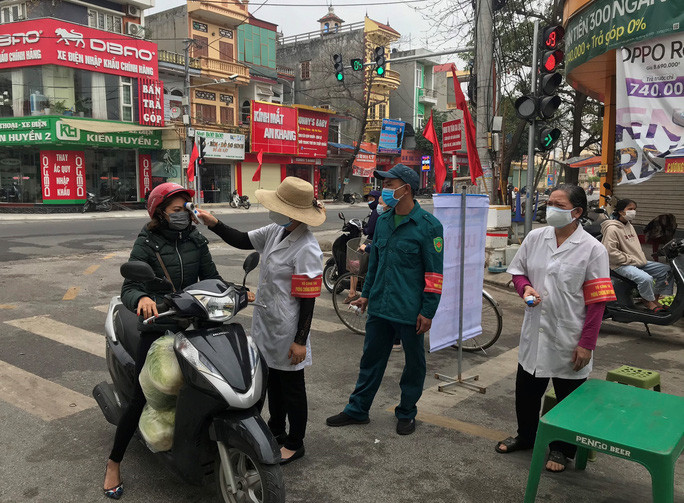 Kiểm tra thân nhiệt tại một chốt kiểm soát dịch ở Hải Dương