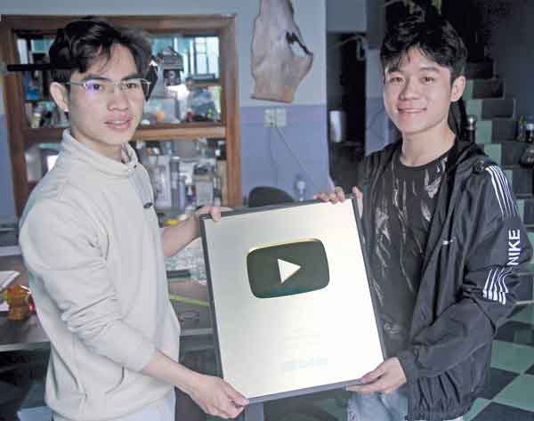 Trương Duy Phương (bìa trái) đã giành được nút vàng của Youtube. Ảnh: Văn Ngọc