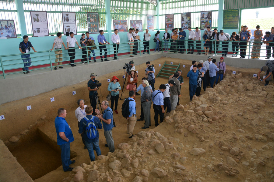 Các hố khai quật tại Rộc Tưng-Gò Đá được làm mái che để bảo vệ, tạo điều kiện thuận lợi cho khách tham quan, nghiên cứu