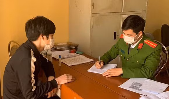 Anh Nguyễn Văn V. được mời làm việc tại trụ sở Công an xã Minh Đức, huyện Tứ Kỳ, Hải Dương.