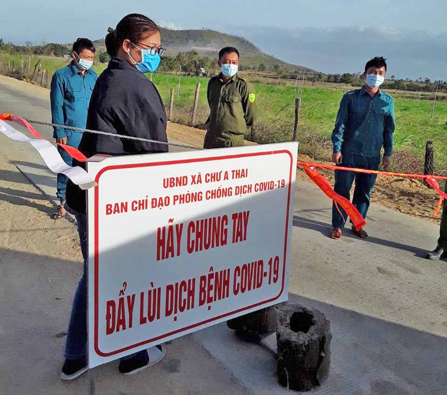 Lực lượng chức năng chốt chặn tại các chốt đường biên giáp ranh. Ảnh: Hà Phương