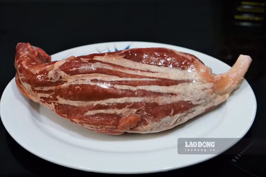 Rã đông thực phẩm ở nhiệt độ thường quá 3 phút, vi sinh vật đã phát triển rất nhanh. Ảnh: Hà Giang.