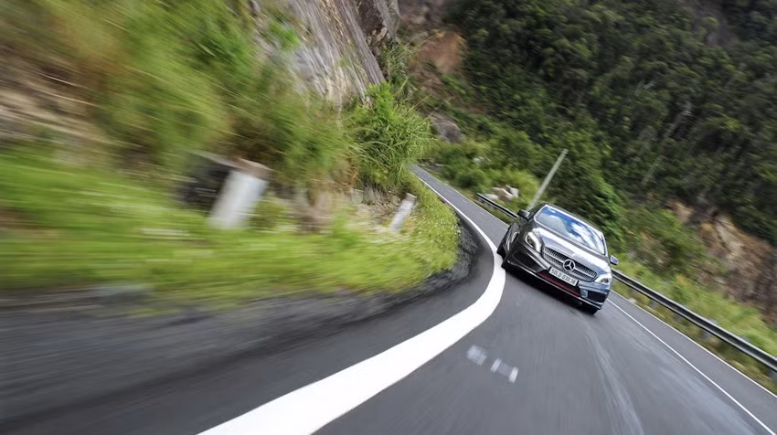 Khi lái xe tốc độ cao, tài xế nên luôn chú ý cung đường di chuyển để có xử lý tình huống nhanh nhất. Ảnh minh hoạ, nguồn Mercedes Khi lái xe tốc độ cao, tài xế nên luôn chú ý cung đường di chuyển để có xử lý tình huống nhanh nhất. Ảnh minh hoạ, nguồn Mercedes