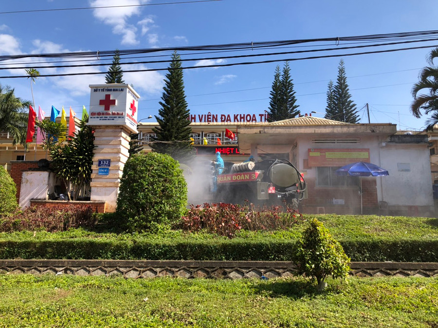 Bệnh viện Đa khoa tỉnh Gia Lai đã hoạt động trở lại từ 13 giờ ngày 4-2. Ảnh: Vĩnh Long  Cơ động, khử khuẩn tại bệnh viện tỉnh Gia Lai. Ảnh: Vĩnh Long