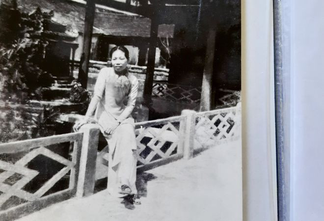 Bà Lê Thị Dinh thời cùng phục vụ bà Từ Cung, mẹ vua Bảo Đại tại Cung An Định, Huế - ảnh T:L gia đình