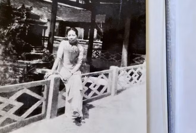 Bà Lê Thị Dinh thời cùng phục vụ bà Từ Cung, mẹ vua Bảo Đại tại Cung An Định, Huế - ảnh T:L gia đình