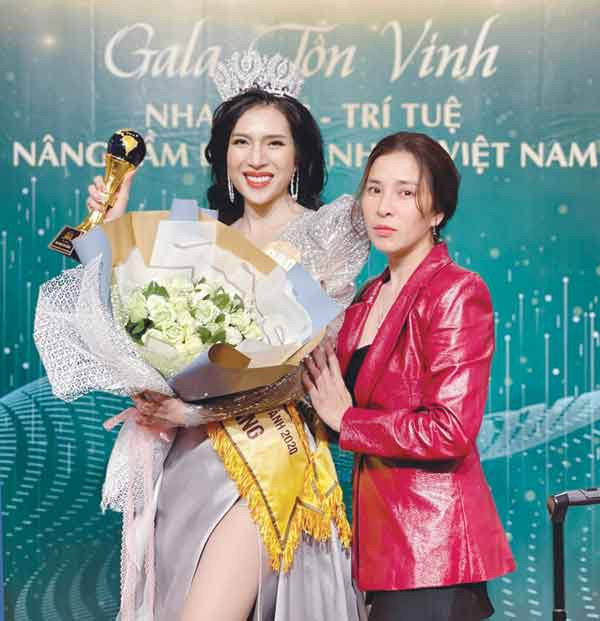 Chị Đoàn Thị Thùy Vi chụp ảnh lưu niệm cùng bạn bè sau khi đăng quang (ảnh nhât vật cung cấp).