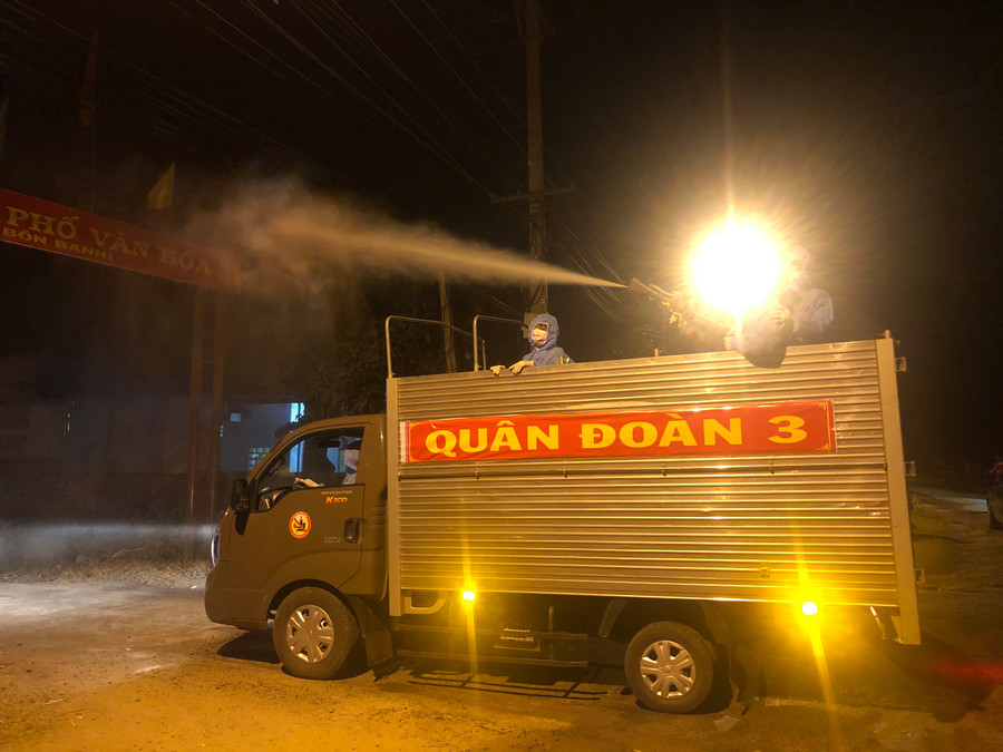  Phun thuốc khử khuẩn tại phường Cheo Reo, thị xã Ayun Pa. Ảnh: Vĩnh Long