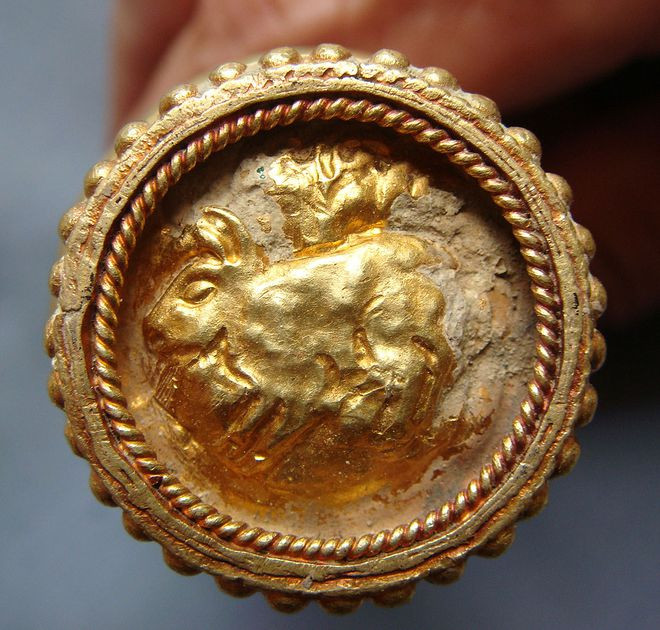 Phần đáy chiếc bình vôi bằng vàng của bà Châu Thị Tế