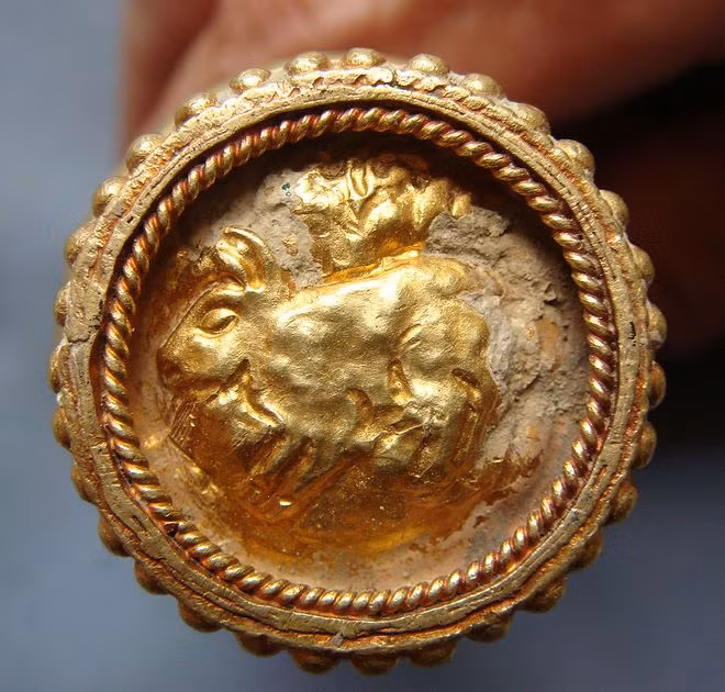 Phần đáy chiếc bình vôi bằng vàng của bà Châu Thị Tế