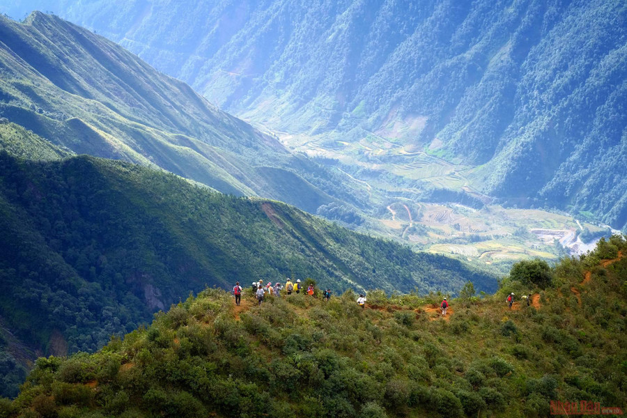 Đây là chặng đường gây mất sức nhất trong toàn bộ hành trình, do vừa đi sau giờ ăn trưa, nắng nóng cùng quãng đường liên tục là những con dốc chỉ có lên mà không xuống, những con dốc đất này nếu gặp trời mưa sẽ cực kỳ trơn trượt.