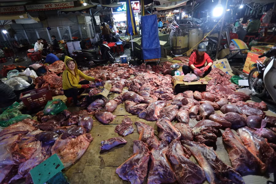 Khối lượng hàng hóa khổng lồ tập kết về chợ đêm