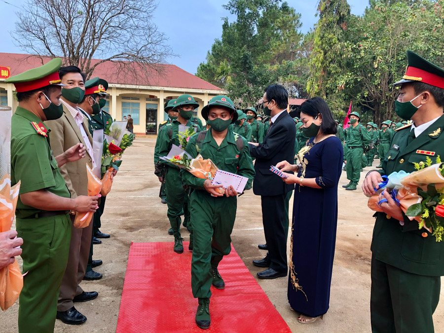 Tân binh huyện Ia Grai hăng hái lên đường nhập ngũ. Ảnh: Lê Nam