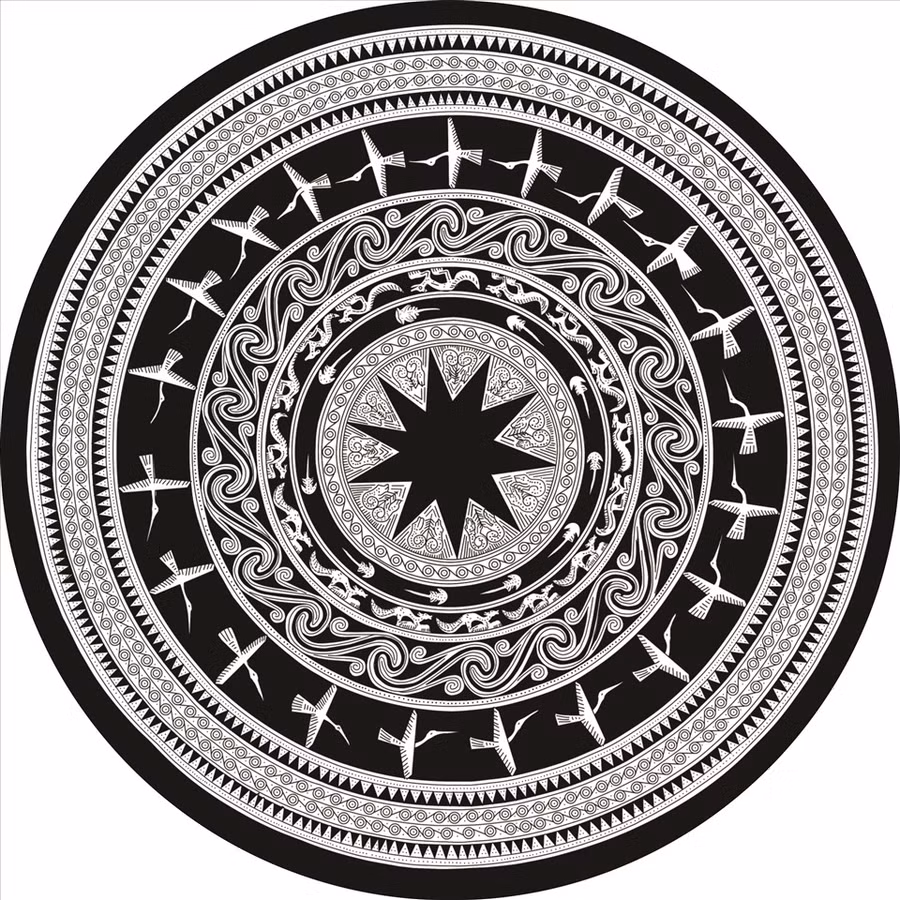 Hình vẽ mặt trống. Ảnh: Trịnh Sinh Hình vẽ mặt trống. Ảnh: Trịnh Sinh