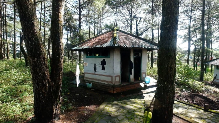 Một khu vực trong khu lăng mộ được sử dụng làm nơi ở. Một người tự nhận là bảo vệ khu lăng mộ này cho biết, ông hằng ngày xin tiền du khách đến tham quan để sắp xếp hương khói, đèn nến thờ tự Quận công Nguyễn Hữu Hào. Một khu vực trong khu lăng mộ được sử dụng làm nơi ở. Một người tự nhận là bảo vệ khu lăng mộ này cho biết, ông hằng ngày xin tiền du khách đến tham quan để sắp xếp hương khói, đèn nến thờ tự Quận công Nguyễn Hữu Hào.