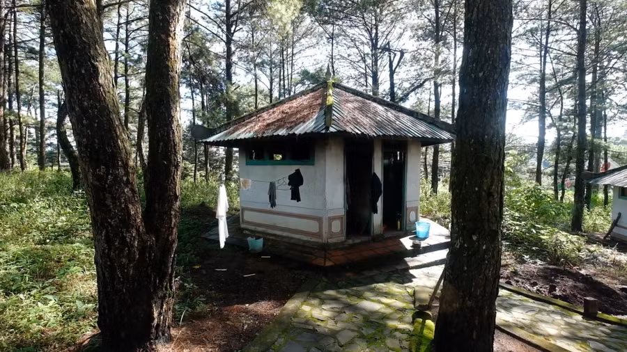 Một khu vực trong khu lăng mộ được sử dụng làm nơi ở. Một người tự nhận là bảo vệ khu lăng mộ này cho biết, ông hằng ngày xin tiền du khách đến tham quan để sắp xếp hương khói, đèn nến thờ tự Quận công Nguyễn Hữu Hào.