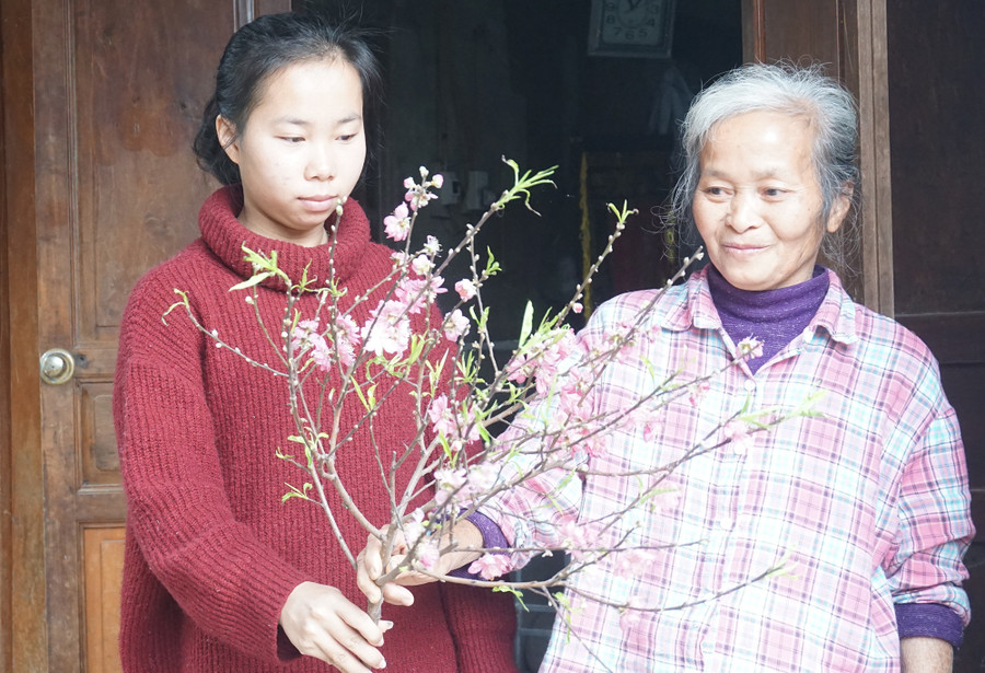 Oanh mơ ước sau này sẽ xây dựng một trung tâm dưỡng lão để những người không gia đình hay kém may mắn như bà ngoại hay ông chú có điều kiện được chăm sóc và sống tốt hơn. Oanh mơ ước sau này sẽ xây dựng một trung tâm dưỡng lão để những người không gia đình hay kém may mắn như bà ngoại hay ông chú có điều kiện được chăm sóc và sống tốt hơn.