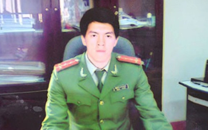 Hình ảnh Trần Quốc Thái mặc nguyên cả bộ quần áo công an đi lừa đảo và bị Công an huyện Ea H'Leo, tỉnh Đắk Lắk bắt giữ năm 2013