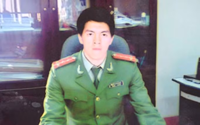 Hình ảnh Trần Quốc Thái mặc nguyên cả bộ quần áo công an đi lừa đảo và bị Công an huyện Ea H'Leo, tỉnh Đắk Lắk bắt giữ năm 2013