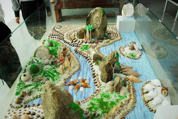 Bản đồ Việt Nam bao gồm hai quần đảo Hoàng Sa, Trường Sa được tái hiện bằng hàng trăm loại vỏ ốc