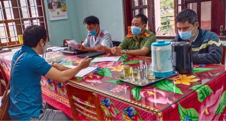 Lực lượng chức năng làm việc với anh H. Ảnh: Văn Ngọc  Lực lượng chức năng làm việc với anh H. Ảnh: Văn Ngọc