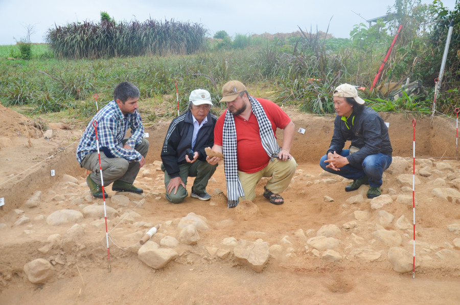 Trước đó, từ cuối năm 2014, một số di tích sơ kỳ Đá cũ ở thị xã An Khê được các nhà khảo cổ Liên bang Nga và Việt Nam thẩm định và đưa vào “Chương trình hợp tác quốc tế: Nghiên cứu quá khứ xa xưa của Việt Nam”. Trong giai đoạn 2015-2018, đoàn khảo sát của Viện Khảo cổ thuộc Viện Hàn lâm Khoa học Xã hội Việt Nam và Viện Hàn lâm Khoa học Liên bang Nga phối hợp với tỉnh Gia Lai tiến hành điều tra, phát hiện mới một số di tích, nâng tổng số di tích sơ kỳ Đá cũ vùng này lên 25 địa điểm. Trong đó có 4 di tích đã được khai quật, nghiên cứu có hệ thống là Gò Đá, Rộc Tưng 1, 4 và 7. Ngoài ra, đoàn còn đào thám sát một số di tích khác làm cơ sở cho việc xây dựng quy hoạch khai quật, nghiên cứu và bảo tồn trong tương lai. Kết quả khai quật, nghiên cứu liên tiếp tạo ra những cơn “địa chấn” trong giới khảo cổ học. Với 25 di tích thời đại Đá cũ và hàng ngàn hiện vật có niên đại khoảng 80 vạn năm được phát hiện đã khẳng định thung lũng An Khê của Việt Nam là cái nôi cổ xưa nhất của loài người trên thế giới. So với di tích sơ kỳ khác ở Trung Quốc, Hàn Quốc và Ấn Độ, kỹ nghệ Đá cũ An Khê còn có một số nét cổ xưa hơn.