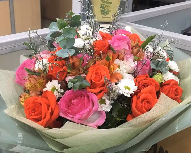 Những bó hoa tươi cũng có thể thay bằng những món quà online hoặc cùng nhau hẹn ước cho một ngày gần nhất để cùng bù đắp cho nhau. HOA NỮ