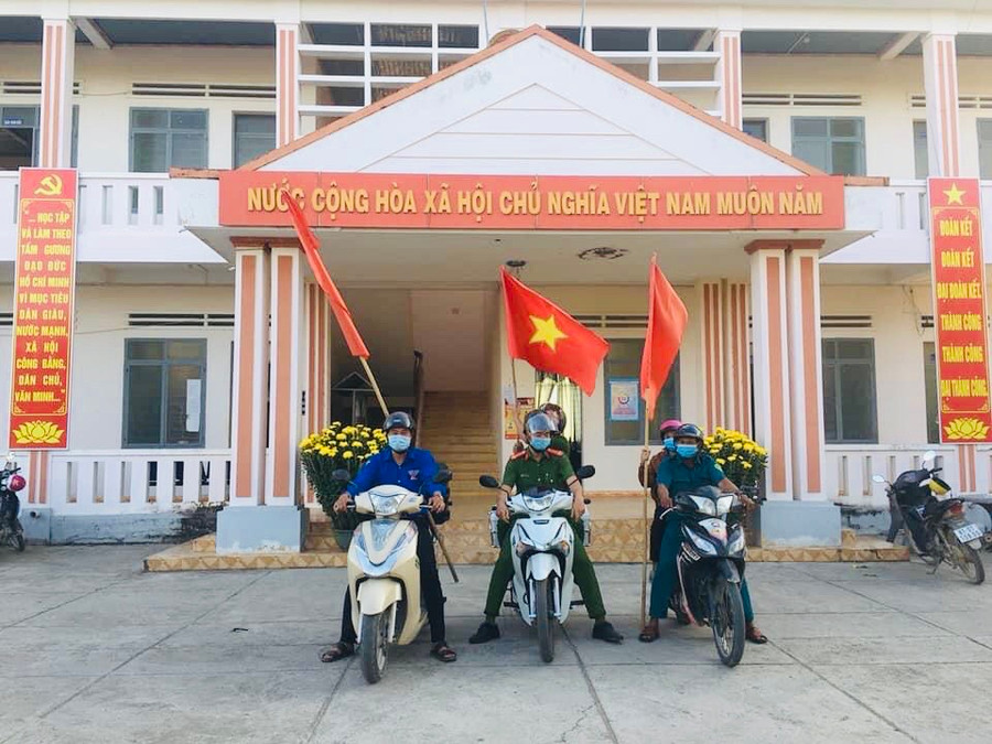 Đoàn xã Ia Ake (huyện Phú Thiện) phối hợp với các đơn vị đi tuyên truyền phòng-chống dịch Covid-19 bằng loa di động. Ảnh P.L