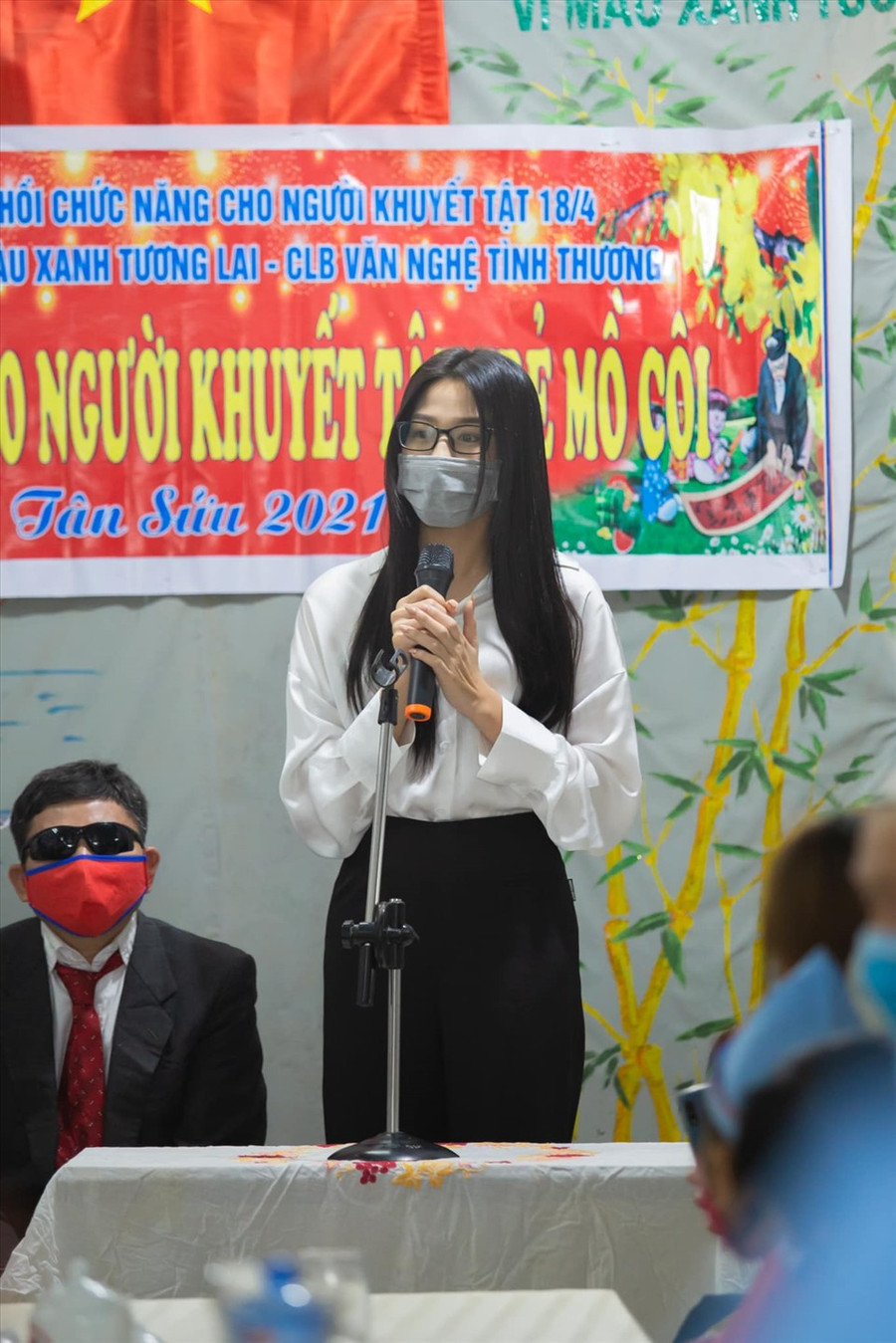 Tân Hoa hậu Đỗ Thị Hà cũng đã có chuyến từ thiện ý nghĩa trên chính quê hương Hậu Lộc. Đỗ Thị Hà cho biết đây là chuyến từ thiện cuối cùng, khép lại một năm tất bật với rất nhiều chuyến công tác xã hội trên khắp nơi ở cả nước. Ảnh: NVCC. Tân Hoa hậu Đỗ Thị Hà cũng đã có chuyến từ thiện ý nghĩa trên chính quê hương Hậu Lộc. Đỗ Thị Hà cho biết đây là chuyến từ thiện cuối cùng, khép lại một năm tất bật với rất nhiều chuyến công tác xã hội trên khắp nơi ở cả nước. Ảnh: NVCC.