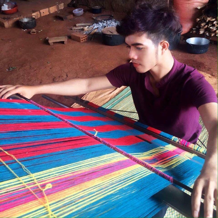 Những lúc rãnh rỗi, thầy giáo trẻ lại ngồi bên khung dệt