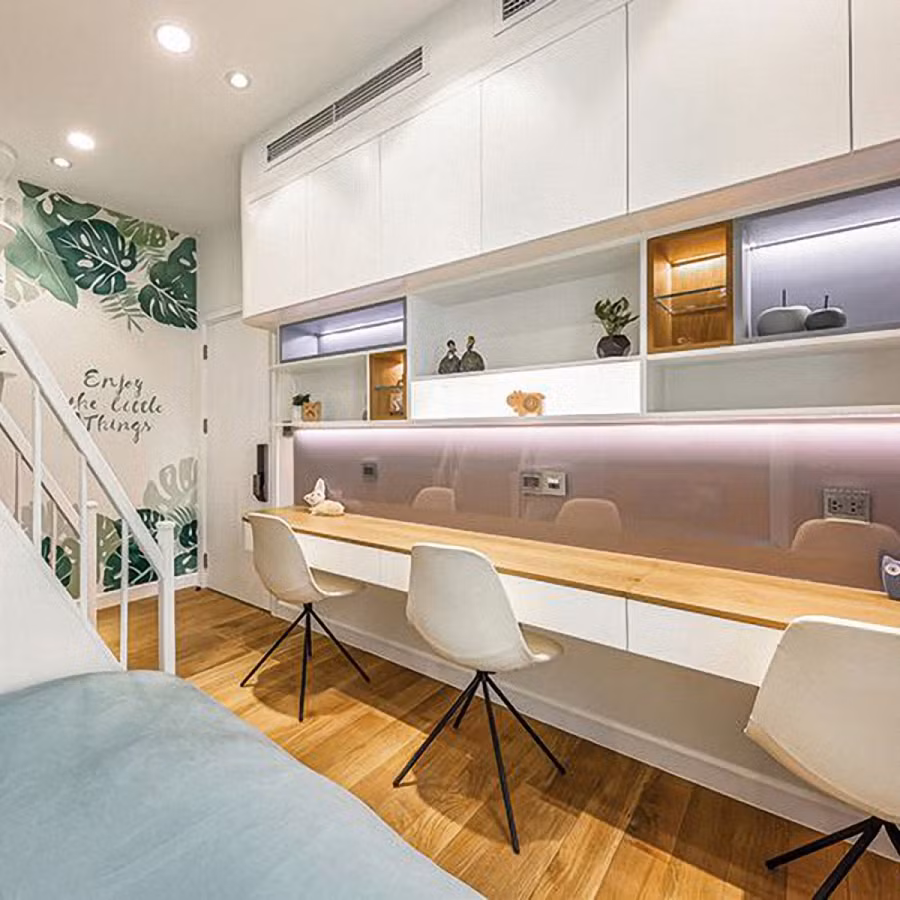  Trong phòng ngủ trẻ con chiếc bàn dài để học tập. Phía trên là tủ kệ kết hợp với hệ thống chiếu sáng trang trí.