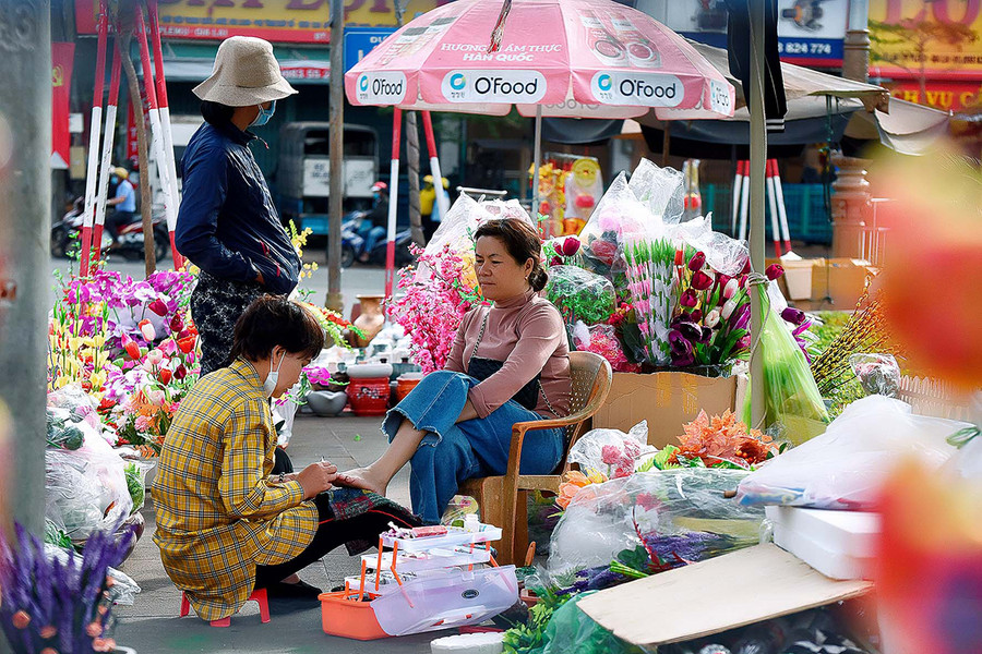 Người dân mua bán trước cây xăng số 1 (TP. Pleiku) quên đeo khẩu trang.