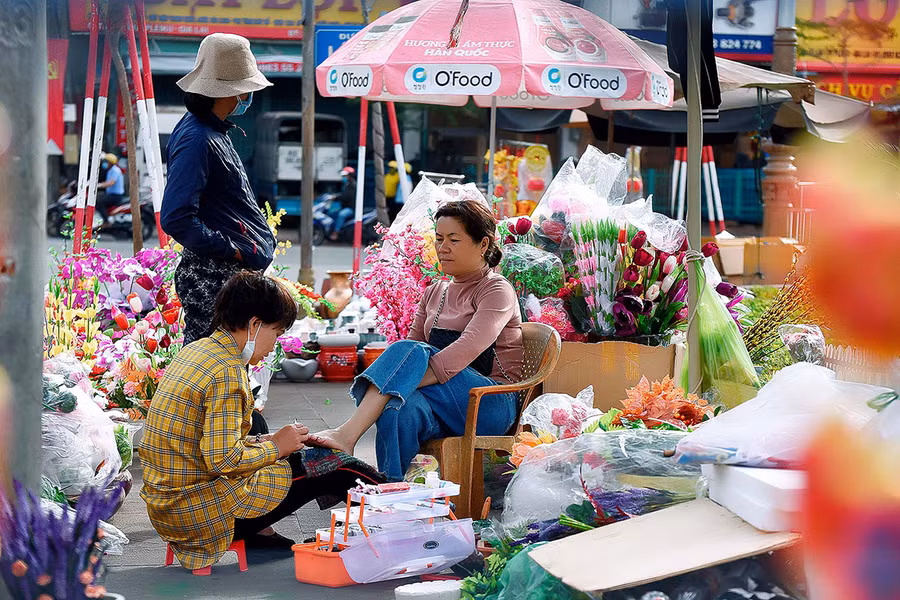 Người dân mua bán trước cây xăng số 1 (TP. Pleiku) quên đeo khẩu trang.