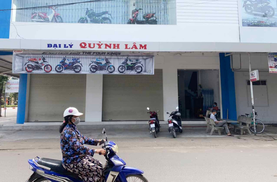 Các cơ sở kinh doanh vẫn đóng cửa, thực hiện nghiêm các quy định về phòng chống dịch sau khi có quyết định nới lỏng giãn cách xã hội. Ảnh: Vũ Chi