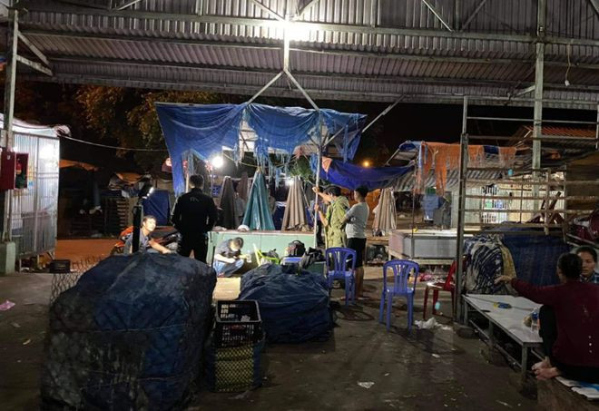 Cơ quan công an đang khám nghiệm hiện trường vụ án mạng bên trong chợ Phan Rí Cửa, huyện Tuy Phong, đêm 7.1 - Ảnh: H.L