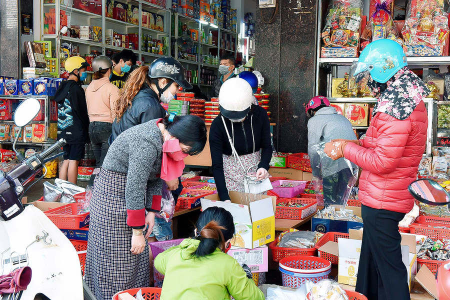 7.Tại các cửa hàng trên đường Trần Phú Tp.Pleiku, bánh, kẹo, mứt tập trung nhiều khách nhất. Tại đây, tùy theo nhu cầu, khách có thể lựa chọn đúng loại mứt yêu thích rồi đến quầy thanh toán.