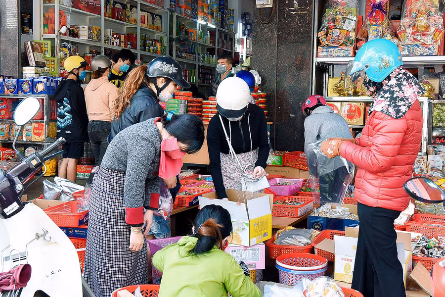 7.Tại các cửa hàng trên đường Trần Phú Tp.Pleiku, bánh, kẹo, mứt tập trung nhiều khách nhất. Tại đây, tùy theo nhu cầu, khách có thể lựa chọn đúng loại mứt yêu thích rồi đến quầy thanh toán.
