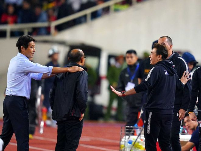  Thầy trò HLV Park Hang-seo tạm xếp trên Thái Lan của HLV Akira Nishino sau 3 lần đối đầu - Ảnh: Độc Lập
