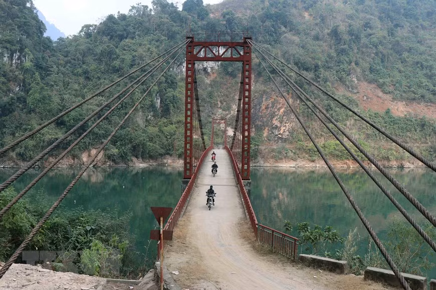 Tàu thuyền chở hàng hóa lưu thông trên sông Đà. (Ảnh: Xuân Tiến/TTXVN)