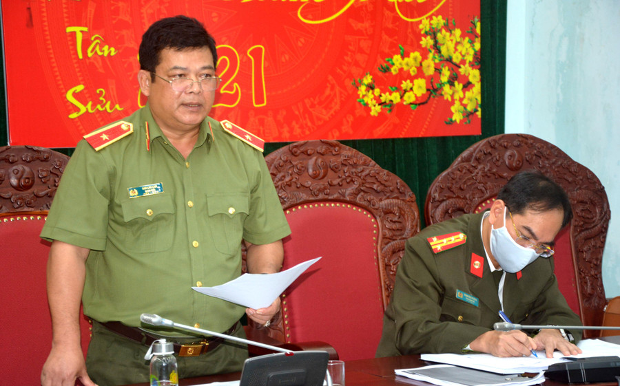 Hình 2: Thiếu tướng Rah Lan Lâm- UVBTV Tỉnh ủy, Bí thư Đảng ủy, Giám đốc Công an tỉnh phát biểu chỉ đạo các mặt công tác phòng chống dịch Covid-19