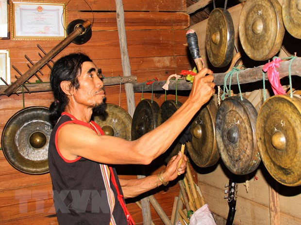 Ông A Thui thử âm của những bộ cồng chiêng. (Ảnh: Khoa Chương/TTXVN) Ông A Thui thử âm của những bộ cồng chiêng. (Ảnh: Khoa Chương/TTXVN)