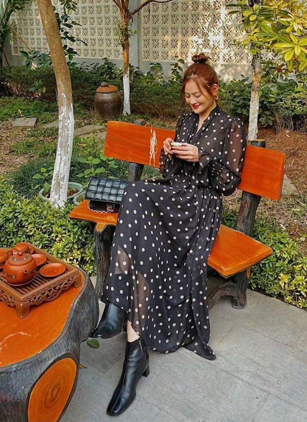 Đầm lụa chấm bi và boots cao gót là bộ đôi ''10 điểm'', giúp Thùy Anh vừa tôn vẻ mềm mại vừa làm nổi bật phong cách thời thượng.